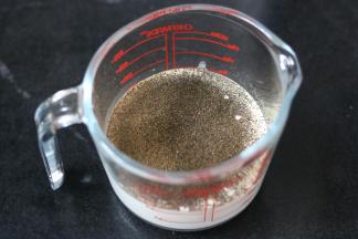 准备工作    红茶茶包弄碎  倒入淡奶油中 冷藏2小时左右