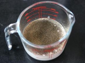 准备工作    红茶茶包弄碎  倒入淡奶油中 冷藏2小时左右