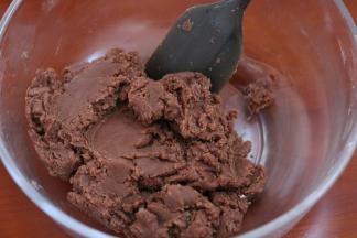 5.下面来做酥皮部分；低筋面粉可可粉提前过筛 黄油软化后加入糖低筋面粉 可可粉揉成长面团