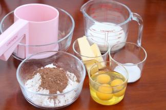 7.下面来做泡芙；准备好材料