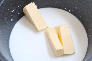 9.准备一口不沾的奶锅 放入牛奶 糖 黄油 煮制融化 迅速放入粉类 关火给它混合均匀