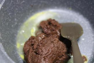 10.做好的面糊放置60-65度左右 开始加蛋液  少量多次的加