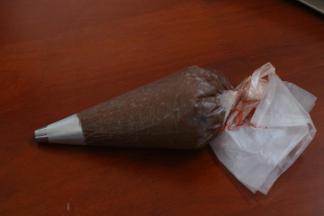 12.装入裱花袋   面糊不要一次都装完 不好挤