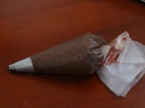 12.装入裱花袋   面糊不要一次都装完 不好挤