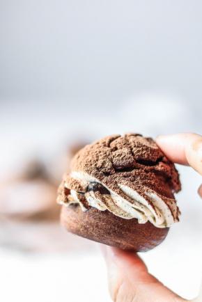 15.烤好放凉.淡奶油取出加入糖打发至硬性  然后挤到泡芙里 加入珍珠即可