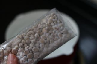 1.先来做珍珠，木薯粉过筛下，糖和水放不沾的奶锅中煮沸 一定要煮沸立马倒入过筛后的木薯粉中 拌成面团盖保鲜。搓成珍珠即可 搓好的珍珠要放到一个盛有木薯粉的盘子中防粘
如果做的多可以像我这样保存。 准备一口奶锅放多点水