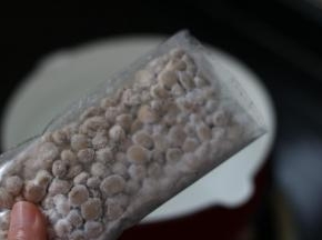 1.先来做珍珠，木薯粉过筛下，糖和水放不沾的奶锅中煮沸 一定要煮沸立马倒入过筛后的木薯粉中 拌成面团盖保鲜。搓成珍珠即可 搓好的珍珠要放到一个盛有木薯粉的盘子中防粘
如果做的多可以像我这样保存。 准备一口奶锅放多点水
