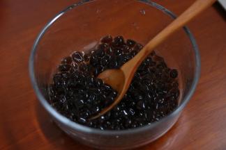 4.滤除多余的水分 放点点糖给它搅拌防粘 备用