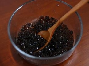 4.滤除多余的水分 放点点糖给它搅拌防粘 备用