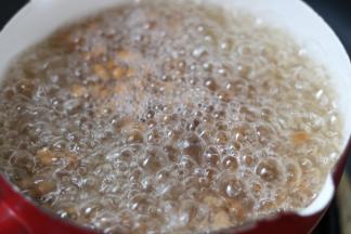 2.水煮沸了放入搓好的珍珠 煮熟 中途多搅拌 防粘底