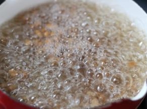 2.水煮沸了放入搓好的珍珠 煮熟 中途多搅拌 防粘底