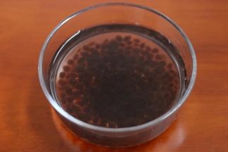 3.煮熟捞出 过冷水