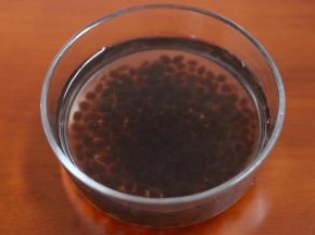 3.煮熟捞出 过冷水
