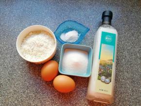 准备好食材，低筋面粉、泡打粉和盐提前混合均匀。