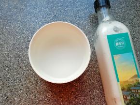 椰子油隔水融化成液体状。