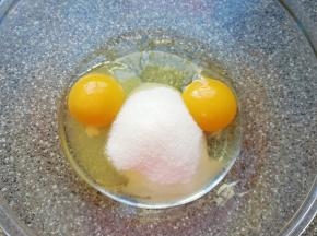  鸡蛋打入盆里，加入细砂糖搅打均匀。