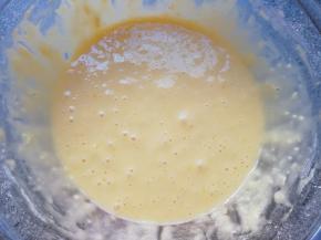  搅打至无干粉无颗粒。