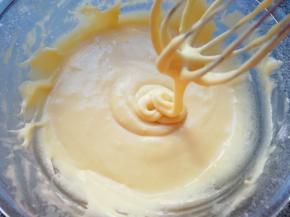 搅打至所有食材完全融合，蛋糕糊呈顺滑状态，如图。
烤箱上下管170度预热。