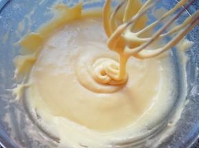 搅打至所有食材完全融合，蛋糕糊呈顺滑状态，如图。
烤箱上下管170度预热。