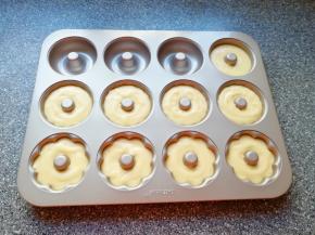  模具里面薄薄的涂上一层黄油防粘，将蛋糕糊挤入模具，7-8分满即可。