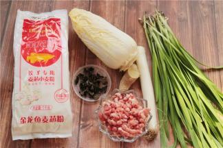 准备好食材。猪肉馅直接让卖肉的帮忙搅成肉泥，木耳提前泡发。