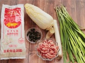 准备好食材。猪肉馅直接让卖肉的帮忙搅成肉泥，木耳提前泡发。