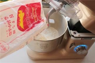 金龙鱼饺子粉加入到厨师机里，加入水。以前为了让饺子皮劲道，我都会加一些盐，这个粉完全没加盐，但擀好的饺子皮也很劲道。金龙鱼饺子粉，色泽自然，触感细腻，精选全球优麦，源自麦芯精华，专为饺子而生。