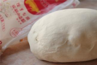 厨师机搅拌大约10分钟，揉成光滑的面团，非常细腻，醒发20分钟。