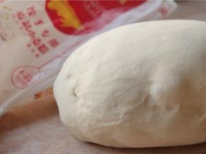 厨师机搅拌大约10分钟，揉成光滑的面团，非常细腻，醒发20分钟。