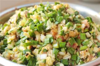 最后加入韭菜馅拌匀即可。