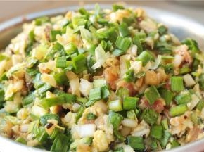 最后加入韭菜馅拌匀即可。