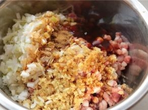 猪肉馅、白菜末、木耳末、葱末和姜末一起混合，加入所有的调料混合均匀。