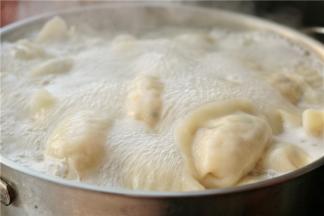 锅里加水烧开，下入饺子煮熟，看着翻滚的饺子变胖就是熟了，水开后大约煮3分钟即可。
