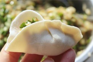 按照自己的习惯包成形色各异的饺子。我的原则是煮了不破皮，里面馅多多的就行。