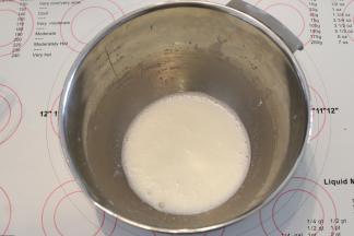 色拉油和牛奶称好，搅拌至油和奶乳化，呈现乳白色。