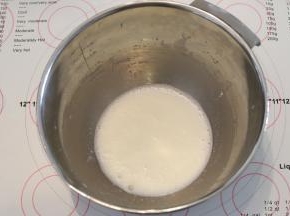 色拉油和牛奶称好，搅拌至油和奶乳化，呈现乳白色。