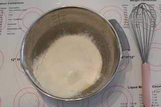 筛入低筋面粉。