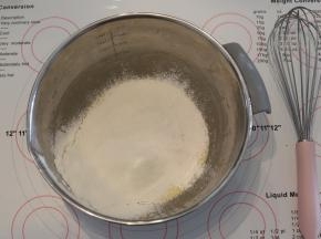 筛入低筋面粉。