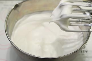 细砂糖分三次加入蛋白内，打发至尖角为细小的弯钩，中性发泡。