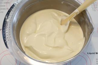 先取1/3的蛋白加入蛋黄糊内，翻拌手法混合均匀，再全部倒入剩余的蛋白内，再次以同样手法混合均匀。