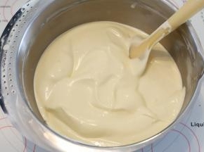 先取1/3的蛋白加入蛋黄糊内，翻拌手法混合均匀，再全部倒入剩余的蛋白内，再次以同样手法混合均匀。