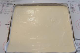 28x28方形烤盘垫上油纸，蛋糕糊倒入方盘内，用抹刀抹平表面，轻震几下，去掉气泡。