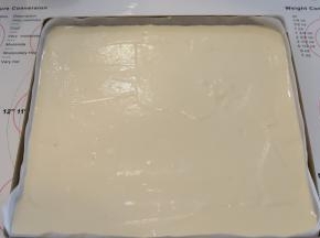 28x28方形烤盘垫上油纸，蛋糕糊倒入方盘内，用抹刀抹平表面，轻震几下，去掉气泡。