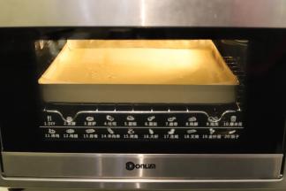 烤箱预热150度，上下火中层30分钟。