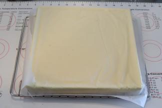 出炉后表面盖上一张油纸，倒扣脱模放凉。