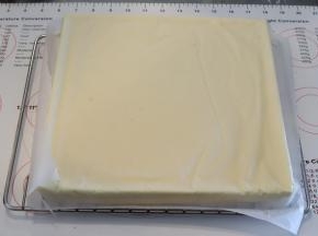 出炉后表面盖上一张油纸，倒扣脱模放凉。