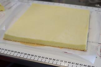 蛋糕卷四边切整齐。