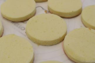 切成9个圆形的蛋糕片。