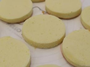 切成9个圆形的蛋糕片。