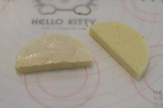 取一片蛋糕片，对切成两片，抹上千岛酱。